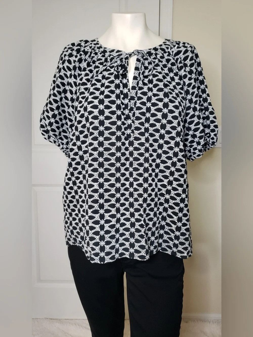 LOFT Black and White Geometric Tie-Neck Blouse X-Large